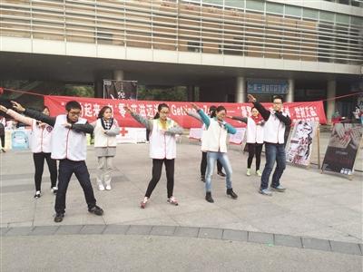 苏州大学生佩红丝带快闪宣传“防艾”知识