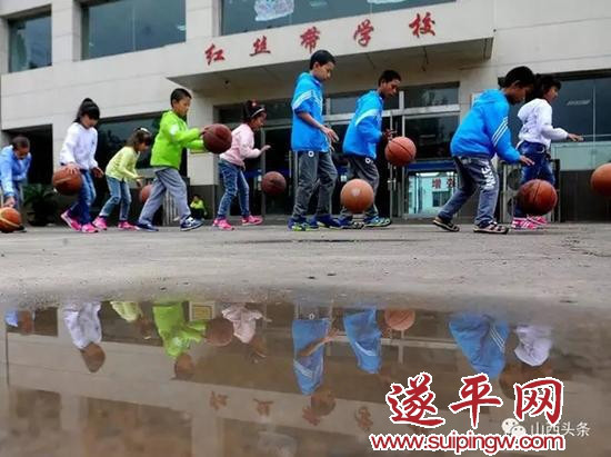 红丝带学校的学生们。