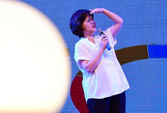 52岁鞠萍姐姐任“防艾”大使，鬓角斑白面庞富态抵不过岁月侵蚀