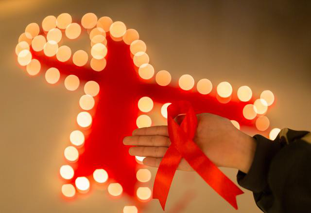 点亮“红丝带” 呼吁关注艾滋病