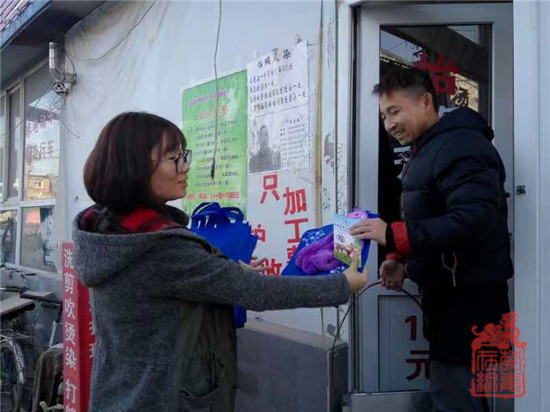 兴寿镇禁毒社工宋歌发放禁毒宣传资料