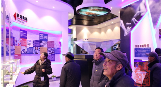 图为党员冬季轮训参观禁毒教育基地