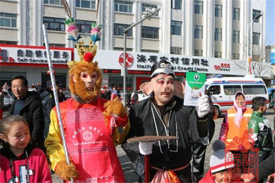 图为社火巡演活动现场