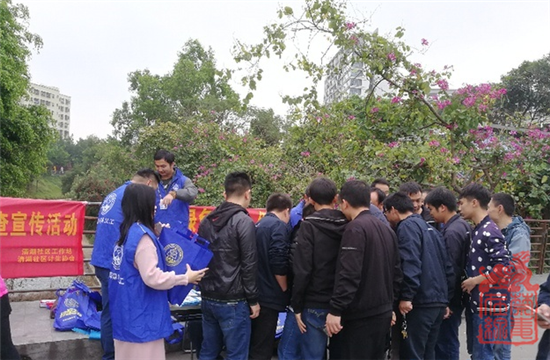图为禁毒宣传进企业活动现场