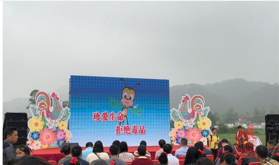 图为群众观看禁毒宣传片