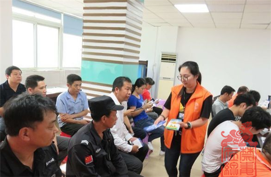 图为禁毒社工派发禁毒宣传单