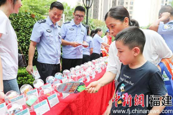 社区居民参观辨别毒品仿真制品 社区居民参观辨别毒品仿真制品