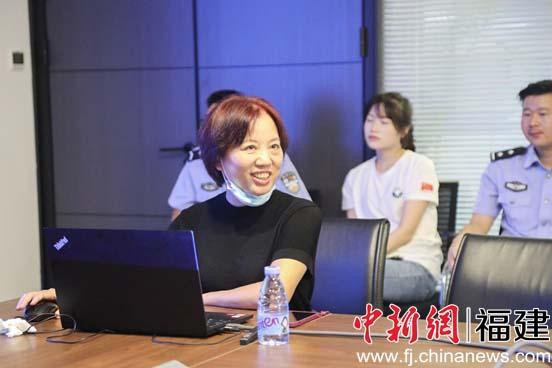 黄梅医生作预防艾滋病知识宣传 黄梅医生作预防艾滋病知识宣传