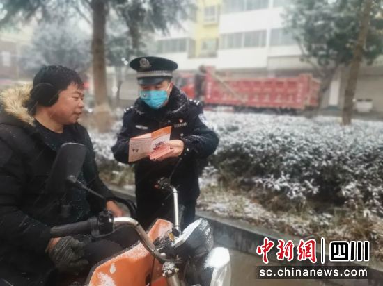 为群众详细讲解识毒、禁毒、防毒等方面知识。四川戒毒管理局 供图