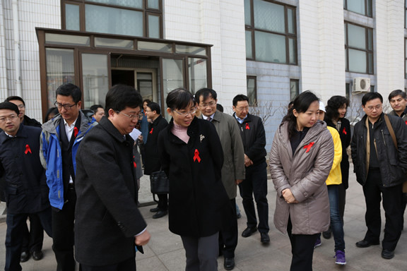 汪鸿雁书记观看首都高校青春红丝带社团发展历程展板